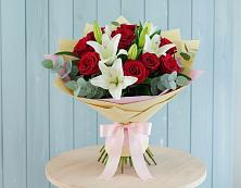 Букет цветов из:  Лилии и Розы в Советском Руно