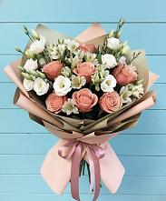 Букет цветов из:  Розы, Альстромерии и Лизиантусы в Советском Руно