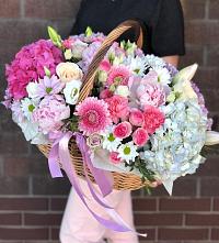 Композиция солнечный день в Советском Руно Цветочная композиция из Розы, Хризантемы, Пионы и Лизиантусы в корзине в Советском Руно