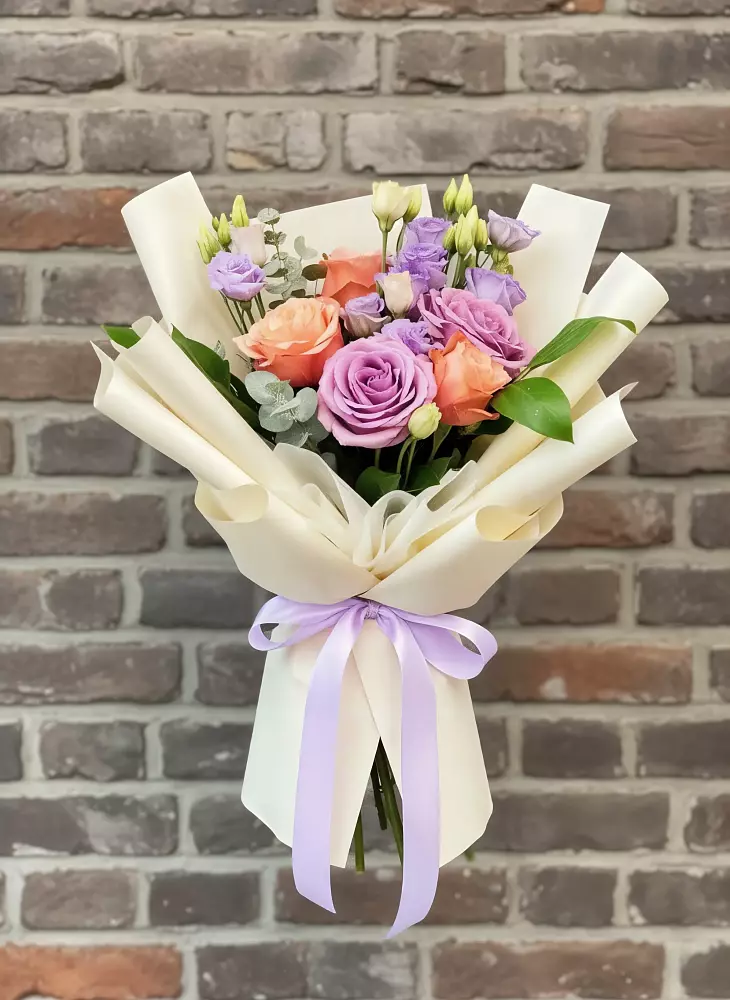 Букет цветов из: Лизиантусы и Розы в Советском Руно