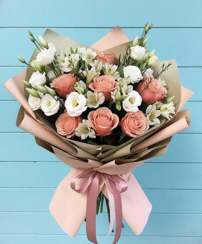 Букет цветов из: Розы, Альстромерии и Лизиантусы в Советском Руно