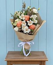 Букет цветов из:  Альстромерии, Лизиантусы, Розы и Хризантемы в Советском Руно