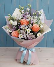 Букет цветов из:  Лизиантусы, Розы, Альстромерии и Гипсофила в Советском Руно