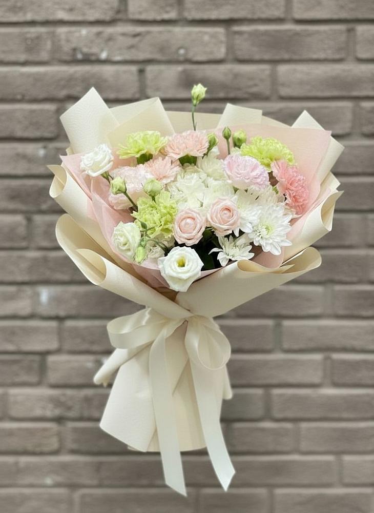 Букет цветов из: Гвоздики, Розы, Лизиантусы и Хризантемы в Советском Руно