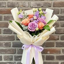 Букет цветов из:  Лизиантусы и Розы в Советском Руно