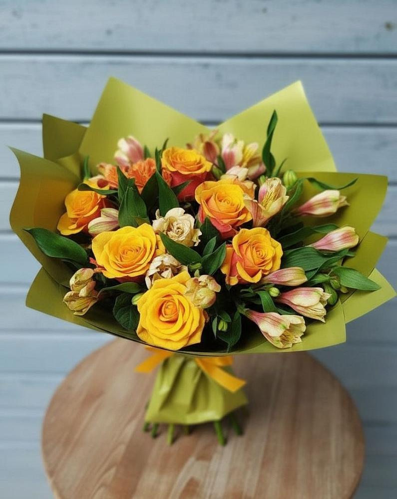 Букет цветов из: Альстромерии и Розы в Советском Руно