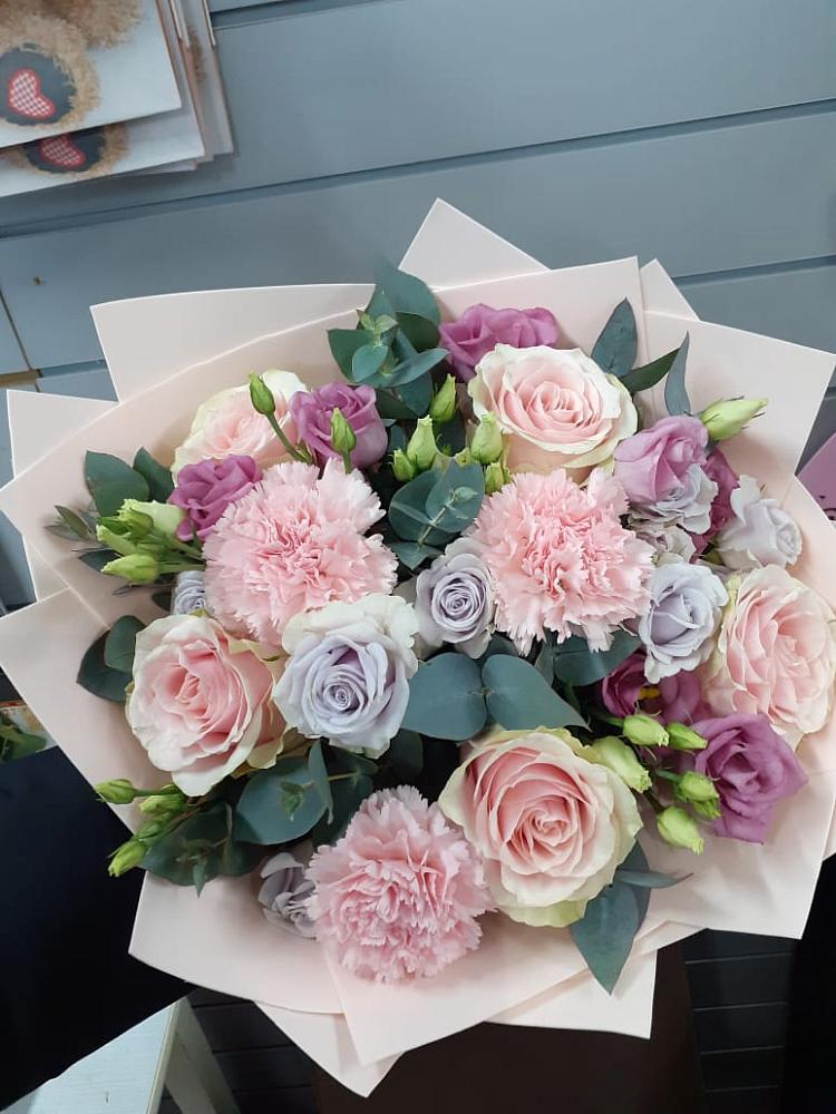 Букет цветов из: Розы, Гвоздики и Лизиантусы в Советском Руно