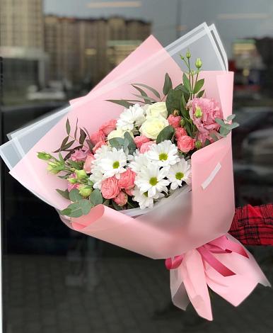 Букет цветов из: Розы, Лизиантусы и Хризантемы в Советском Руно
