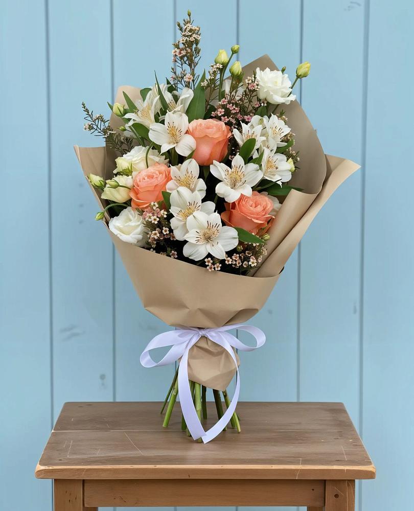 Букет цветов из: Альстромерии, Лизиантусы, Розы и Хризантемы в Советском Руно